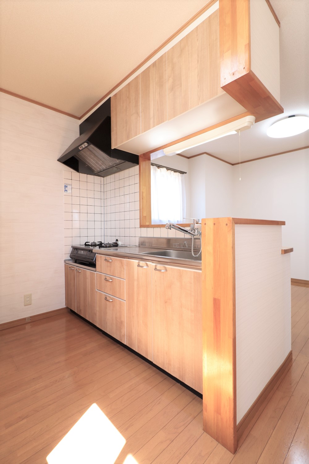 キッチン　キッチンからリビングのお子様の様子が見えるのも安心ですね。