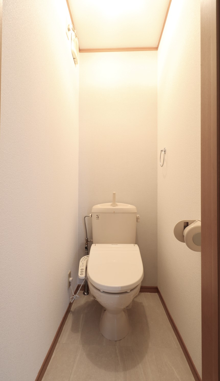 トイレ　人気設備に毎年挙がるウォシュレットもバッチリついています。