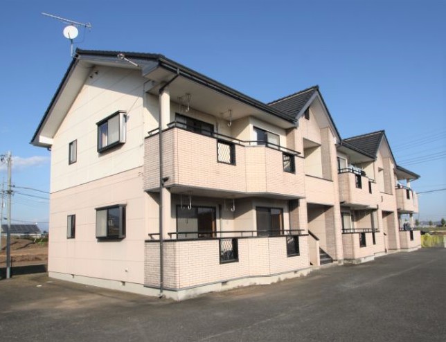 建物外観　ゆったり停められる駐車スペースのある物件。2台まで無料♪