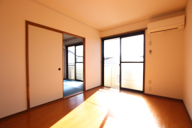 居室・リビング　南側洋室６帖（エアコン完備）