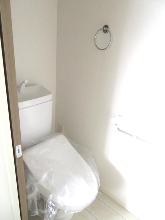 トイレ　トイレットペーパーホルダーが２個ついていて便利です