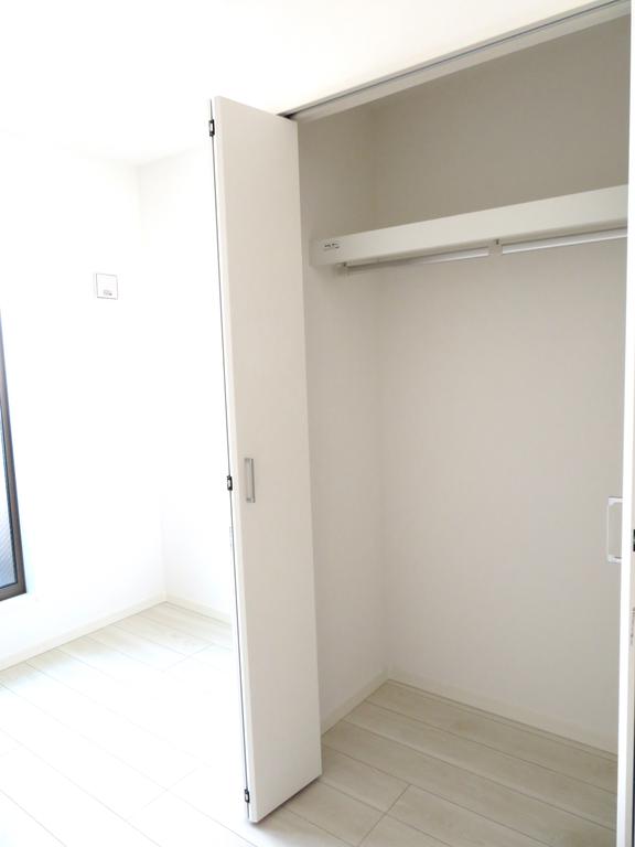 収納　北側の洋室は、ホワイトの建具がとても明るいお部屋です