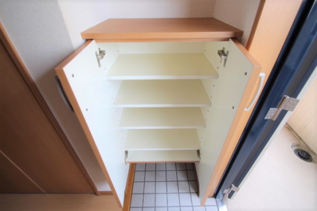 玄関　※写真は同間取の他のお部屋です