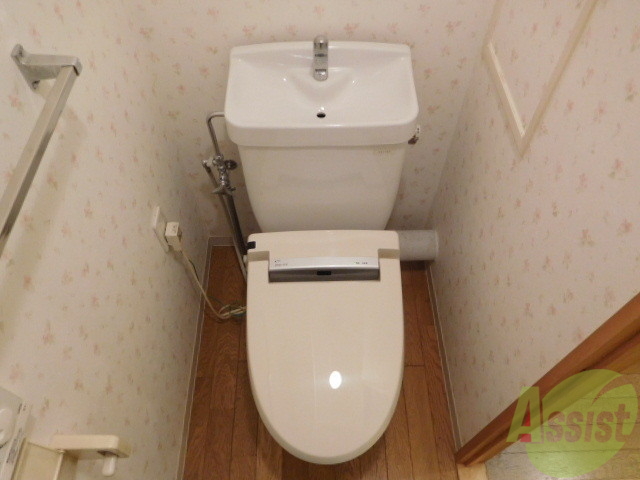 トイレ　タオル掛け付き真っ白おトイレです