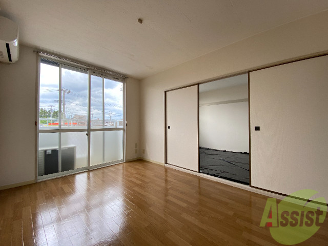 居室・リビング　６帖のリビングです。とても明るいお部屋ですね。