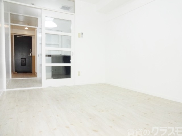 居室・リビング　白を基調とした明るい室内です。