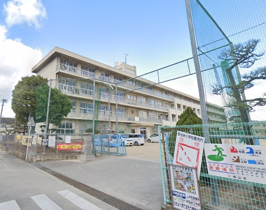 小学校　福山市立多治米小学校（小学校）まで427m