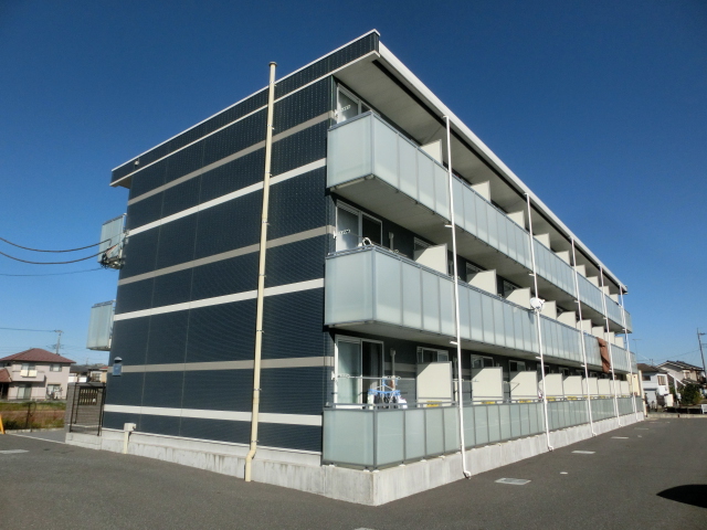 東松山市大字西本宿のマンションの建物外観