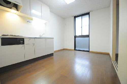 居室・リビング　*号室により部屋の向きが異なります