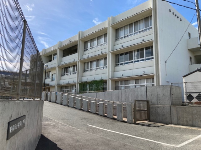 【碧南市志貴崎町のアパートの小学校】