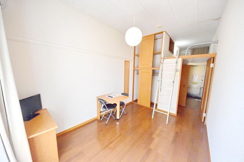 レオパレスパークサイドIIIの居間写真