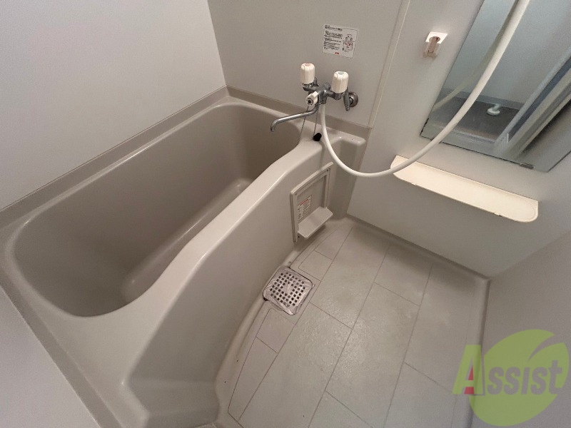 バス・シャワールーム　バスルームは狭すぎず、シャワーも浴びやすそうです。