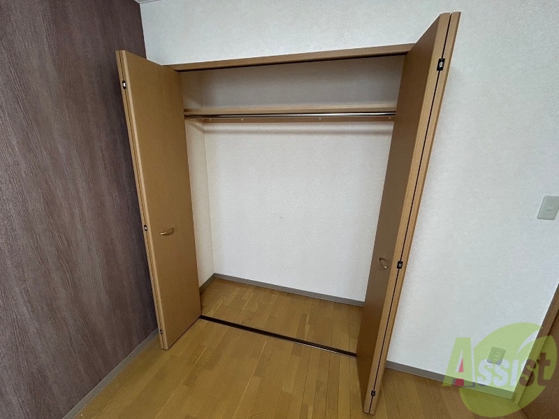 収納　クローゼットを開けてみました。奥行きがありますね。