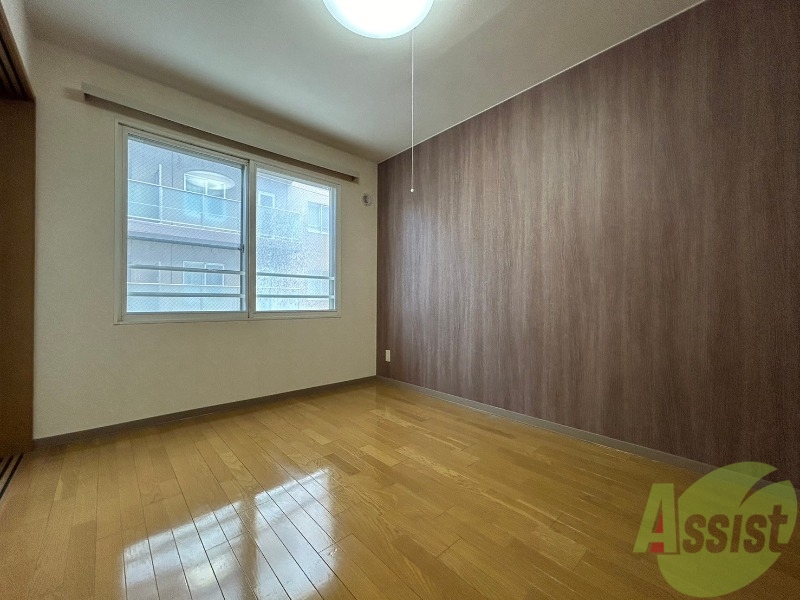 その他部屋・スペース　洋室を撮影しました。日射しがあり明るい印象。