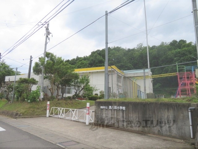 【綾部市下八田町のアパートの小学校】