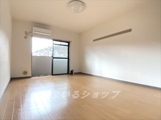 居室・リビング　ゆったり１０帖の洋室。エアコン付き