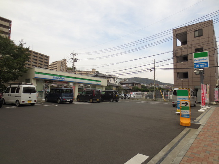 コンビニ　ファミリーマート秦野鶴巻店（コンビニ）まで157m