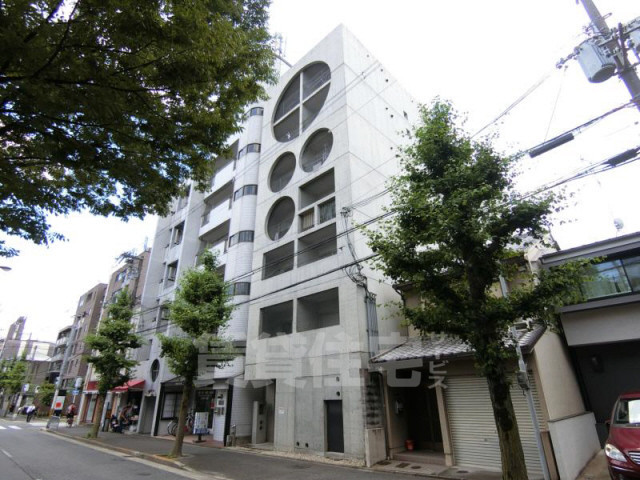 【京都市北区小山元町のマンションの建物外観】