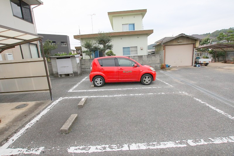 【岡山市北区田益のアパートの駐車場】