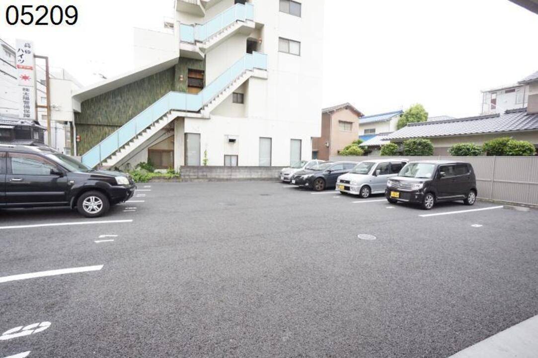 【松山市高砂町のマンションの駐車場】