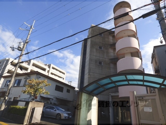 長岡京市開田のマンションの建物外観