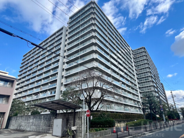 【ルネ旭公園の建物外観】