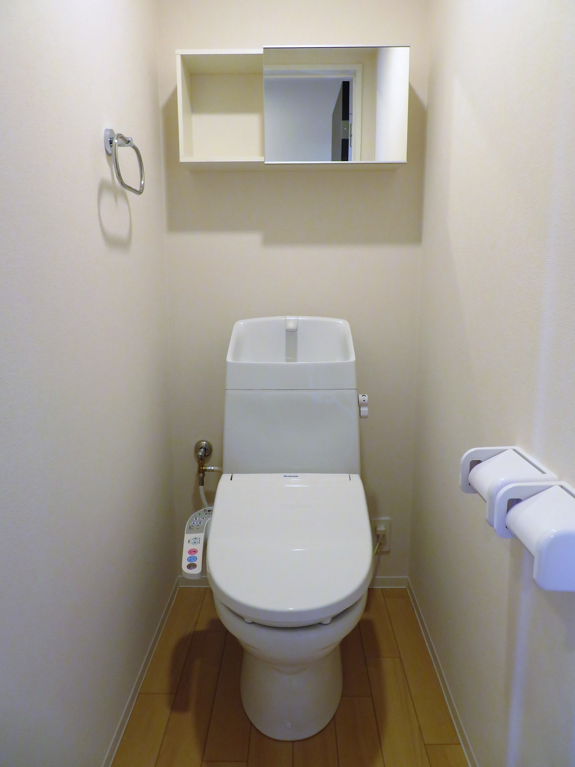 トイレ　ウォシュレットトイレ付。便利な収納棚付きです。