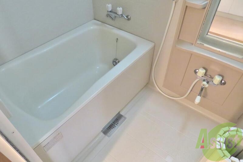 バス・シャワールーム　浴槽もひろくて足も延ばせそうですよねー。