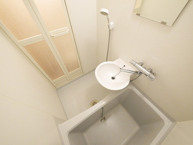 バス・シャワールーム　コンパクトで使いやすいお風呂です