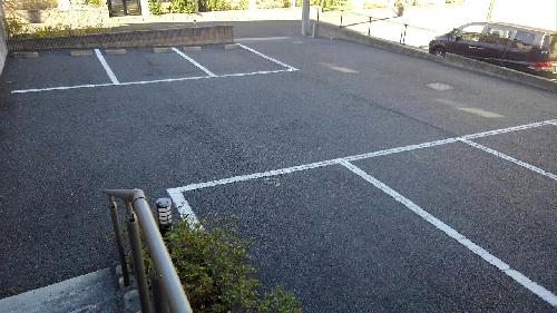駐車場　敷地内に駐車場あり