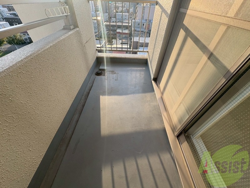 バルコニー　バルコニー。洗濯物がはかどりそうな広さがありますよ。