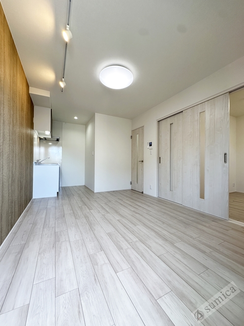 居室・リビング　アクセントクロスがオシャレを演出♪♪