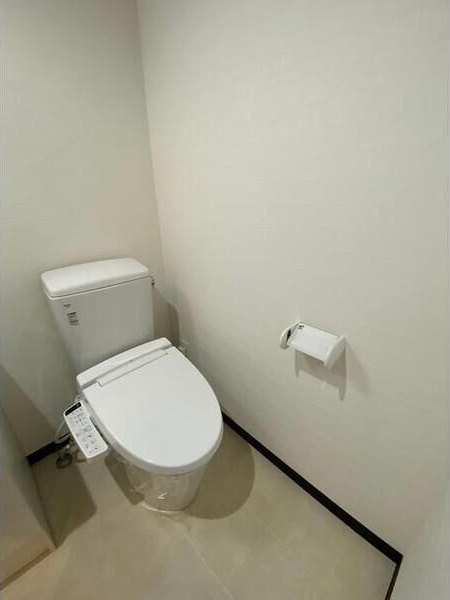 トイレ　内装は別部屋の参考写真です。