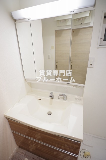 洗面設備　三面鏡独立洗面台！