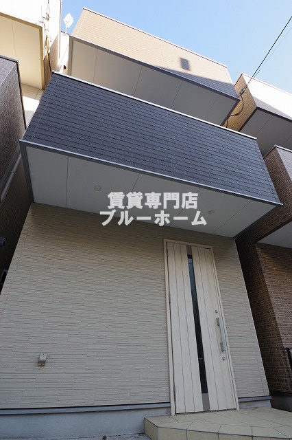 建物外観　3階建ての戸建て物件！