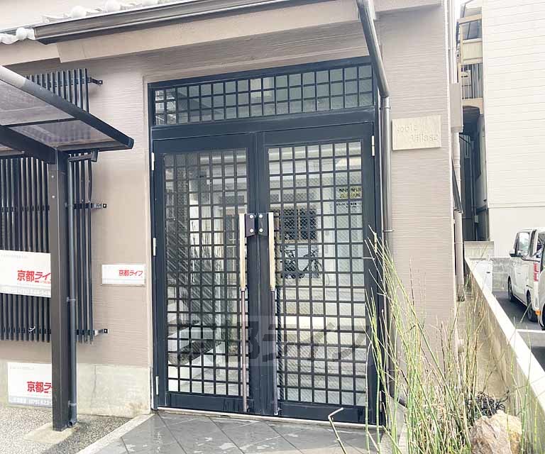 エントランス　駅もすぐ近くです。