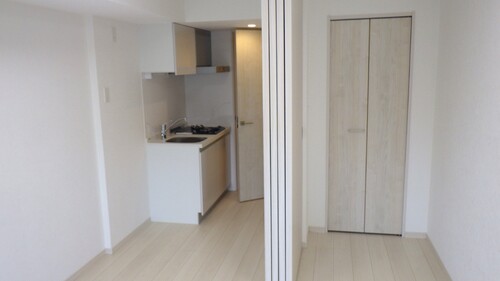 居室・リビング　洋室　※同タイプ（202号室）の写真