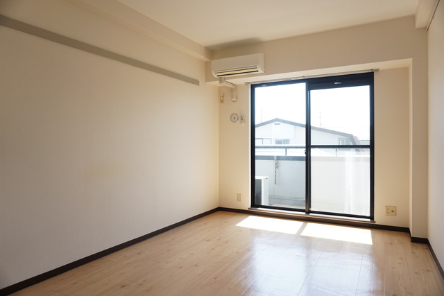 居室・リビング　人気の南向きなので暖かな日差しが入りますね♪