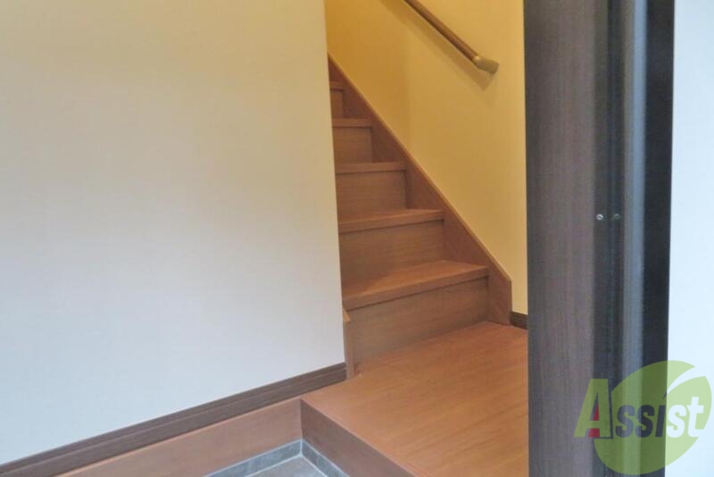 玄関　お部屋は２階なので玄関を入ってすぐに階段です