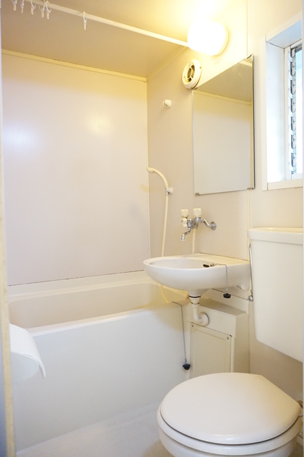 バス・シャワールーム　バスには洗面台も付いているのでお出掛け準備らくらくですね♪