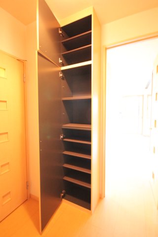 玄関　写真は類似です。