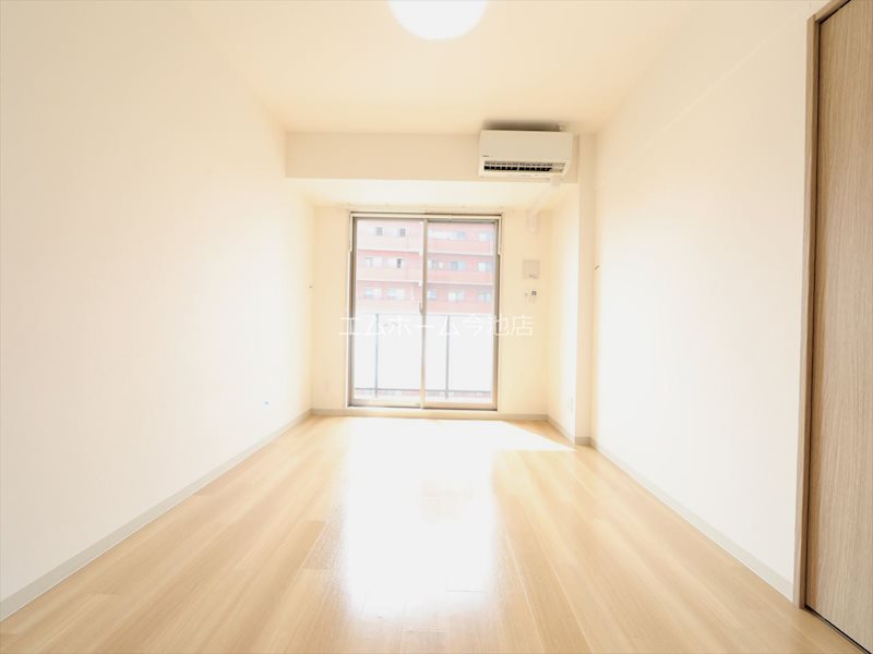 その他部屋・スペース　洋室8.2帖　エアコン付　収納充実　バルコニーに面しています