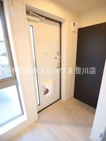 玄関　写真は同型タイプ別物件