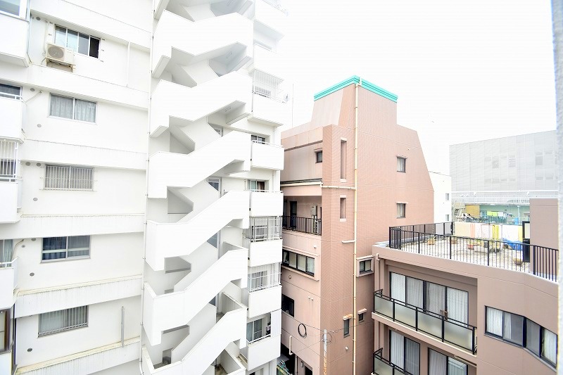 眺望　明るい室内。