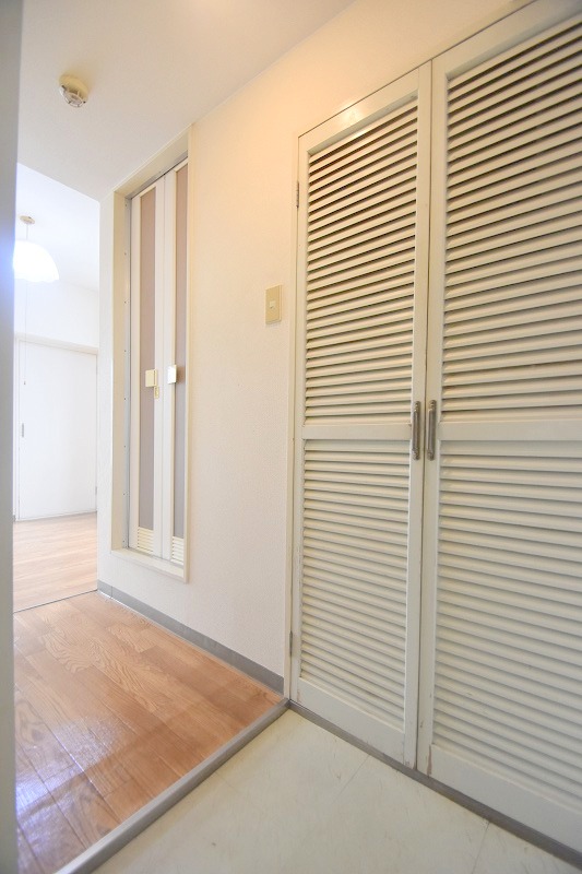 玄関　明るい室内です。角部屋につき窓もあります。