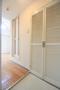 玄関　明るい室内です。角部屋につき窓もあります。