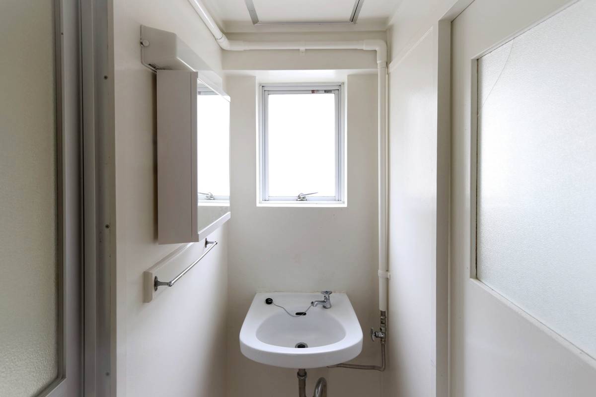 洗面設備　朝の支度にも助かる、独立の洗髪洗面化粧台