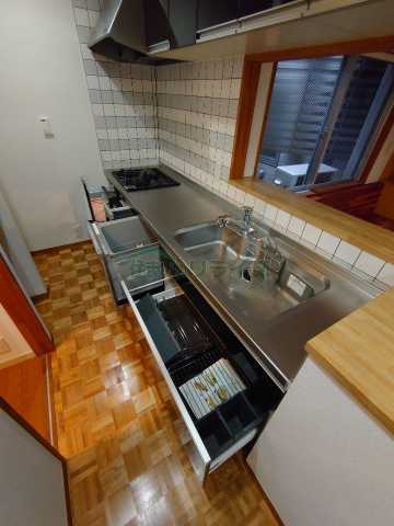 キッチン　別部屋参考写真となります。