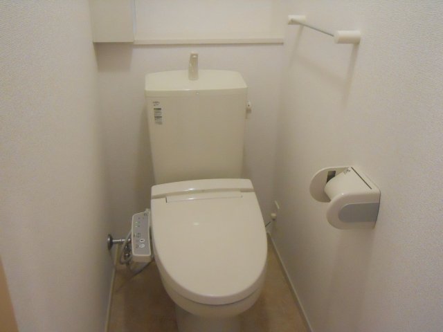 トイレ　落ち着いた色調のトイレです