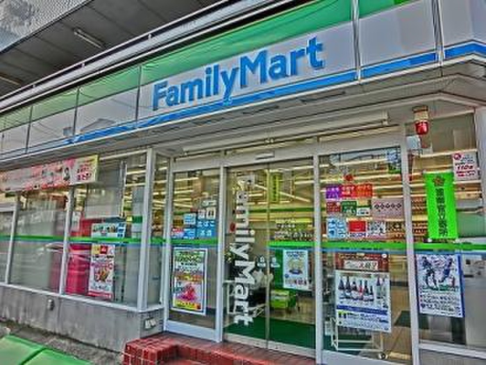 コンビニ　ファミリーマート（コンビニ）まで700m